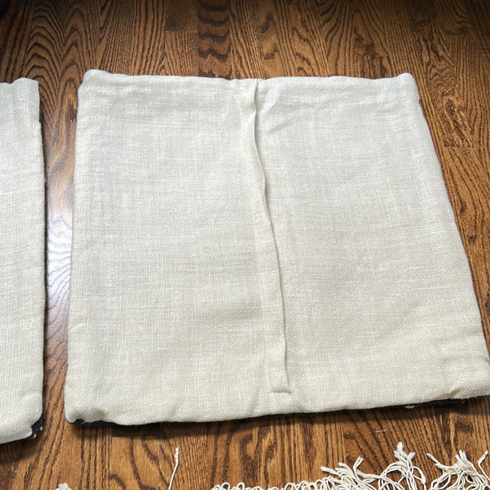 Two pillow covers (no inserts) - Picture 4 of 7